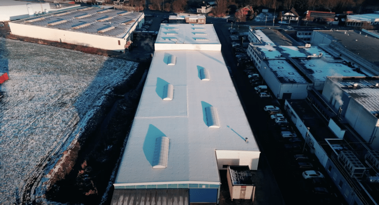 Gloednieuw steeldeck met PVC en dakkoepels voor Hegge