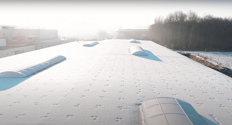 Gloednieuw steeldeck met PVC en dakkoepels voor Hegge